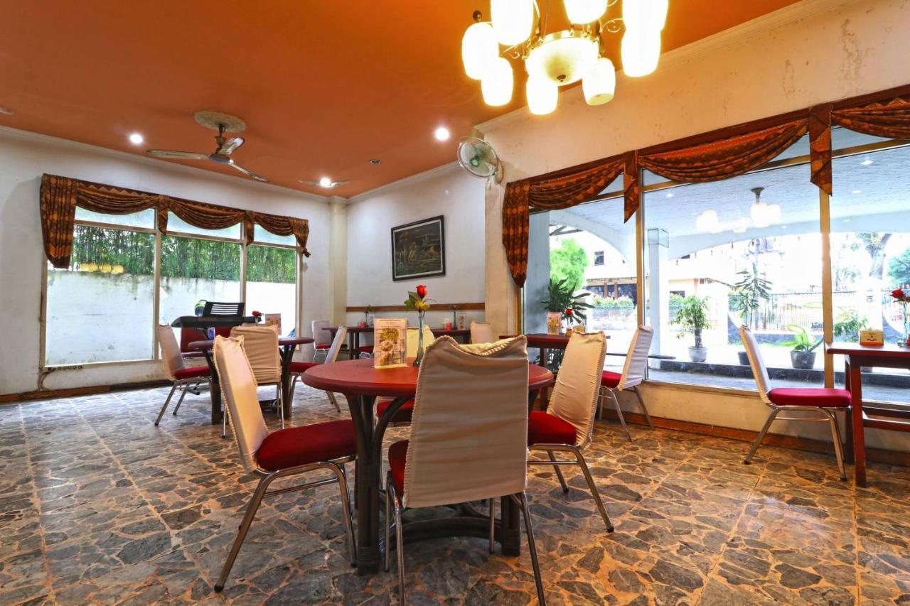 Hotel Melati Медан Экстерьер фото